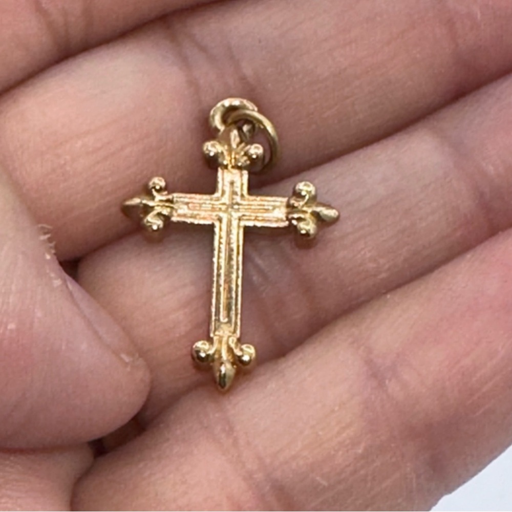 Women’s gold cross pendant jewelry